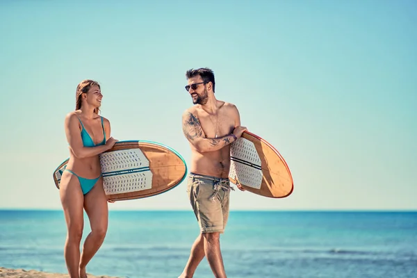 Homem Mulher Felizes Surfistas Andando Praia Férias Desporto Extremo — Fotografia de Stock