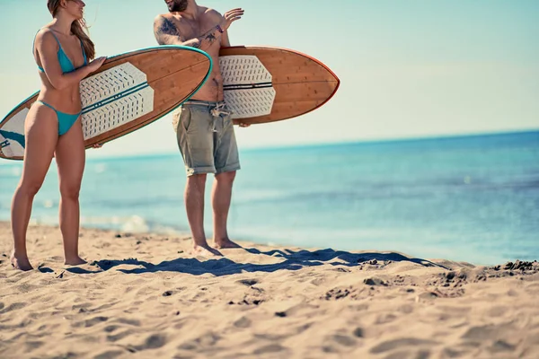 Młody Mężczyzna Kobieta Deski Surfingowej Plaży Wakacje Sport Ekstremalny — Zdjęcie stockowe