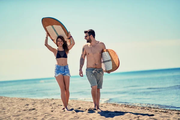 Gelukkige Paar Van Surfers Wandelen Het Strand Vakantie Extreme Sport — Stockfoto