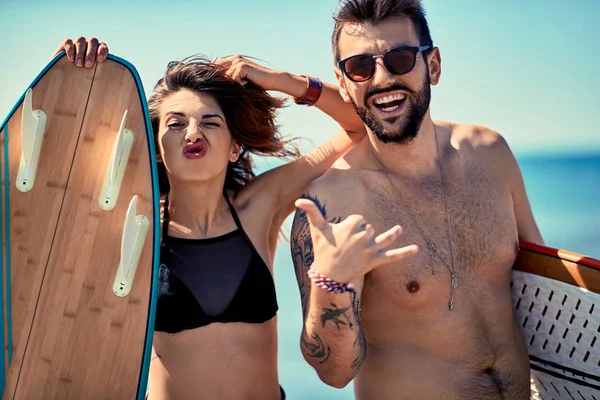 Vakantie Extreme Sport Gelukkige Paar Van Surfers Wandelen Het Strand — Stockfoto