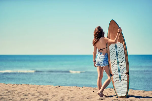 Mladý Surfař Holka Pláži Její Surf Hledá Vlny — Stock fotografie