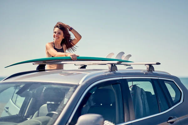 Férias Verão Viagem Férias Viagem Retrato Jovem Surfista Praia Preparando — Fotografia de Stock
