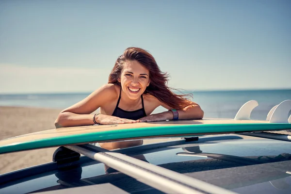 Портрет Молодої Красивої Дівчини Серфера Пляжі Готується Серфінгу — стокове фото