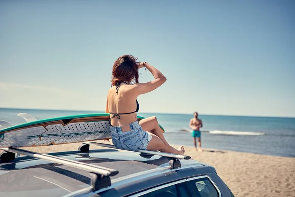 Schöne Surfermädchen Sitzt Auf Dem Auto Und Macht Sich Bereit — Stockfoto