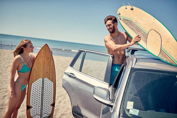 Junges Surferpaar Strand Bereitet Sich Auf Extremsurfen Vor — Stockfoto