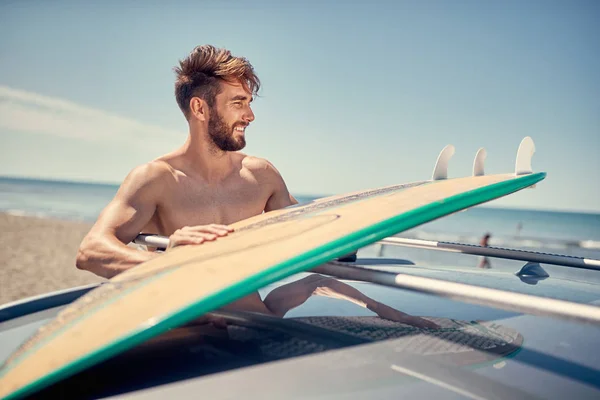 Sorridente Giovane Surfista Uomo Spiaggia Prepara Surf Estremo — Foto Stock