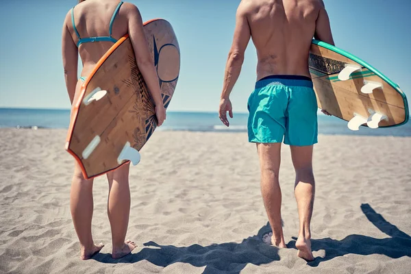 Giovani Surfisti Sulla Spiaggia Attraente Uomo Donna Sulla Spiaggia — Foto Stock