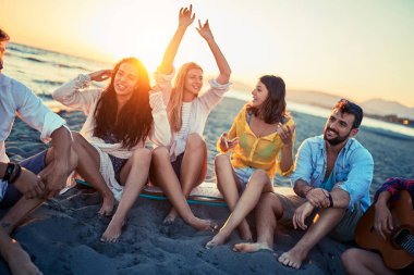 Parti plaj-grup arkadaşıyla kumsalda birlikte iyi vakit geçiriyor