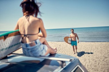 Sahilde - surf kurulları ile sportif insanlar aşırı spor ve tatil kavramı