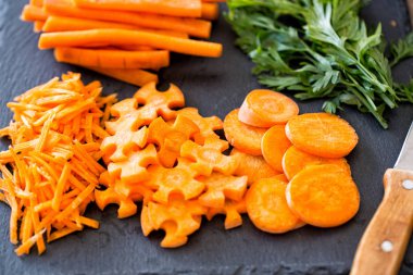 yemek pişirmek için kesme taze çiğ havuç dilim üzerinde hazırlamak