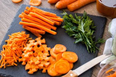 Namaz için taze havuç ile kesme tahtası