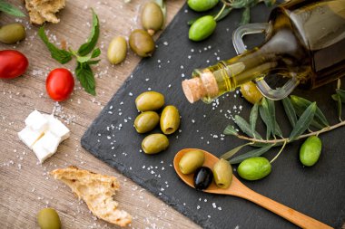 siyah plaka arka planda antioksidan yeşil zeytin