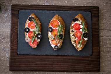 Vejetaryen bruschetta sebze ile ahşap masa üzerinde tabak