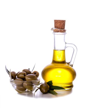 Zeytin ile zeytinyağı beyaz arka plan üzerinde Kapat