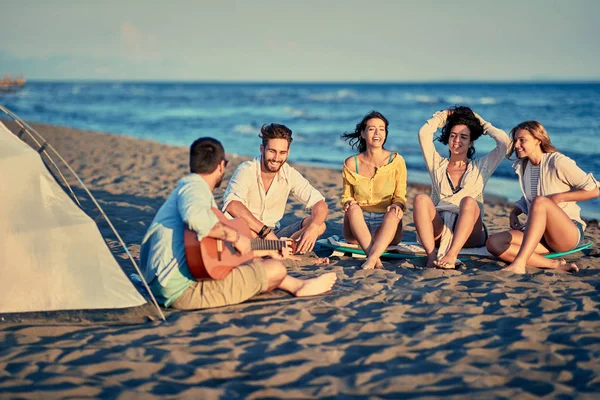 Group Happy Friends Relaxing Playing Guitar Sing Song Sea Beach — Stock Photo, Image