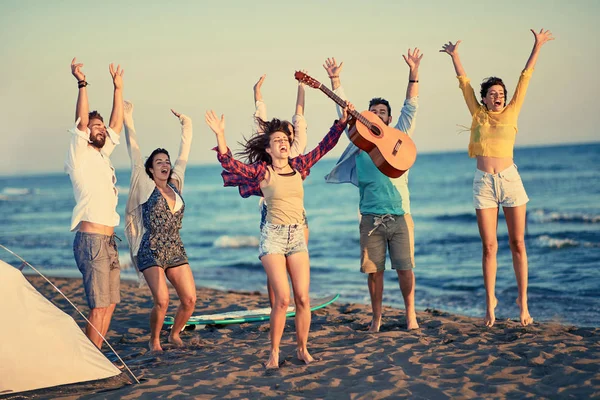 幸せな人々 のコンセプト 美しい夏の夕暮れのビーチで踊る幸せな若者 — ストック写真