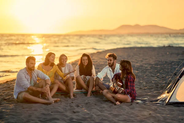 Grupo Jovens Amigos Com Guitarra Praia Amigos Relaxando Areia Praia — Fotografia de Stock