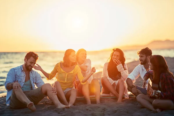 Gruppe Glücklicher Freunde Die Eine Tolle Zeit Zusammen Strand Verbringen — Stockfoto