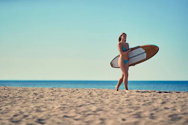 Όμορφη Νεαρή Γυναίκα Σέρφερ Στην Παραλία Διασκέδαση Στο Κατσικιού — Φωτογραφία Αρχείου