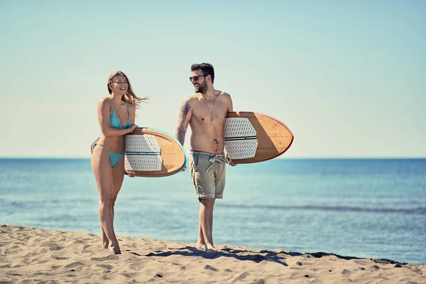 Lachende Aantal Surfers Wandelen Het Strand — Stockfoto