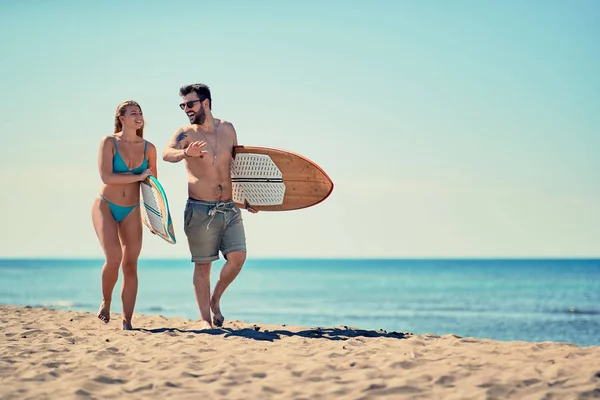 Lächelndes Junges Surferpaar Strand — Stockfoto