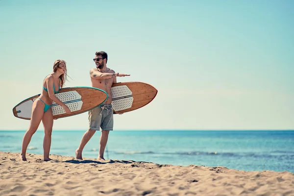 Atractiva Pareja Aire Libre Jóvenes Surfistas Playa — Foto de Stock