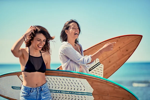 Усміхнені Жінки Серфери Ходять Пляжі Розважаються Влітку — стокове фото