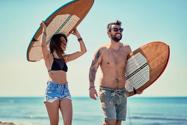 Szörfösök Strand Mosolygó Pár Szörfösök Séta Tengerparton Szórakozás Nyári Vakáció — Stock Fotó