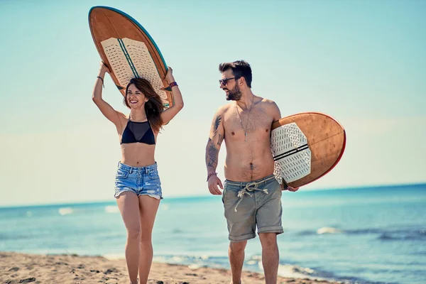 Feliz Pareja Surfistas Caminando Por Playa — Foto de Stock