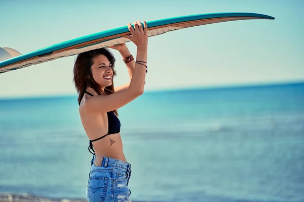 Surf Girl Surfing Yong Mulheres Segurando Uma Prancha Surf — Fotografia de Stock