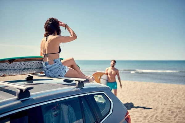 Lächelndes Surfermädchen Das Auf Dem Auto Sitzt Und Sich Auf — Stockfoto