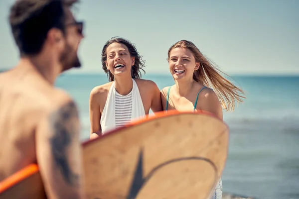 Surfing Skupina Happy Mladých Přátel Bude Surfovat Pláži — Stock fotografie