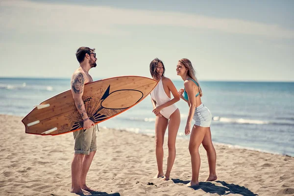 Grupo Jóvenes Amigos Sonrientes Que Van Surfear Playa —  Fotos de Stock