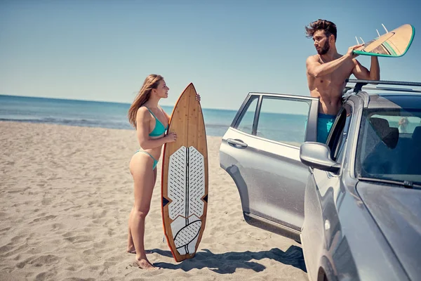 Fiatal Szörfös Pár Szerzés Kész Részére Szörfözés Strandon — Stock Fotó