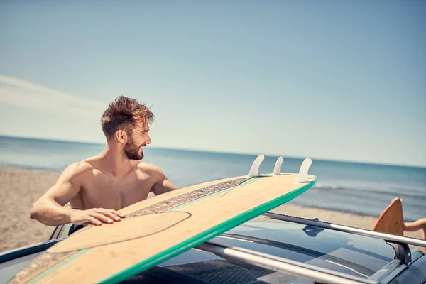 Mosolygó Szörfös Fiatalember Készül Surfin Strandon — Stock Fotó