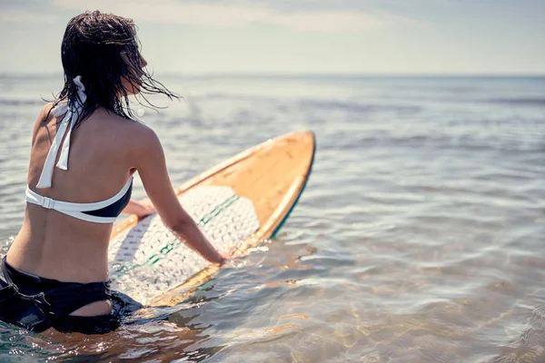 Krásné Sexy Surfování Žena Longboard Surf Prkno Východ Slunce Oceánu — Stock fotografie