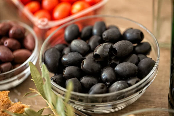 Gesunde Schwarze Oliven Der Schüssel Als Snack Serviert — Stockfoto