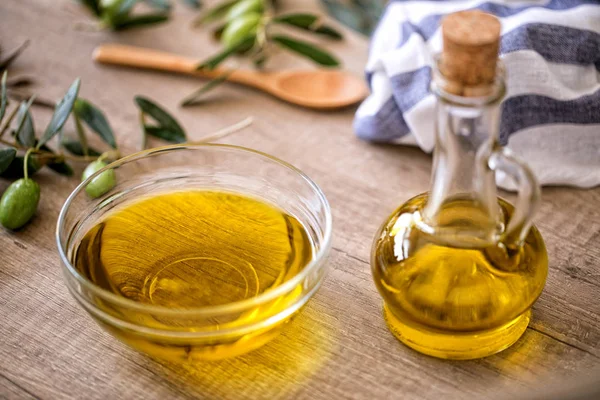 Ahşap arka plan üzerinde sızma taze sağlıklı zeytin yağı