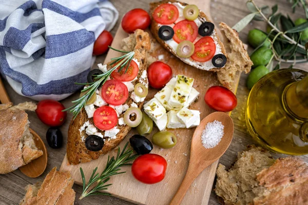 Bovenaanzicht Italiaanse Bruschetta Met Tomaten Mozzarella Kaas Olijven Verse Groenten — Stockfoto