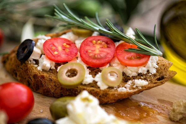 Wegetariańskie Bruschetta Pomidorami Mozzarellą Oliwki Świeże Warzywa Deska Krojenia — Zdjęcie stockowe