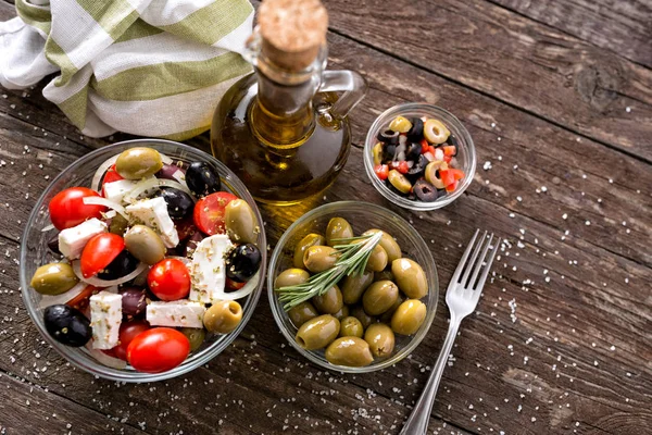 Mix Van Diverse Hele Griekse Salade Met Verse Olijven Bovenaanzicht — Stockfoto