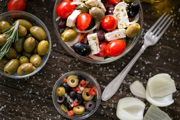 Griekse Salade Met Verse Groenten Olijven Gezonde Verse Vegetarische Gerechten — Stockfoto