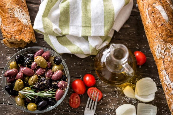 Mix Van Olijven Voor Salade Met Olie Met Specerijen Bovenaanzicht — Stockfoto