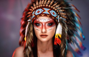 Kızılderili kız yerli kostüm headdress vahşi kuşların tüyleri yapılmış.