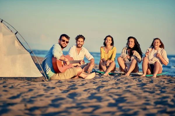 Grupo Amigos Felizes Relaxando Com Tocar Guitarra Cantar Uma Música — Fotografia de Stock