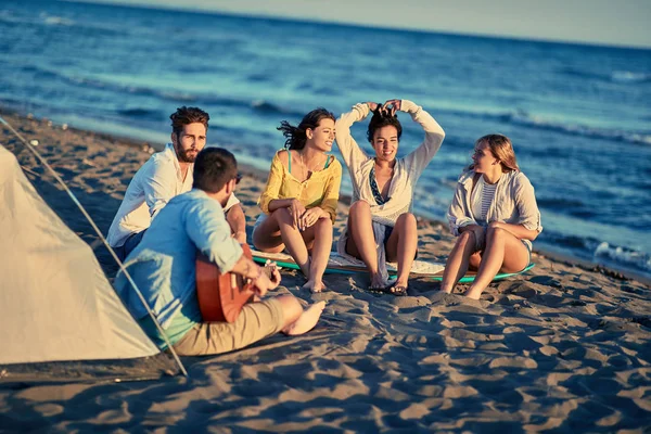 Zomer Vakantie Vakantie Gelukkige Mensen Concept Groep Van Gelukkige Vrienden — Stockfoto