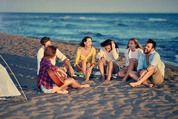 Amici Sorridenti Che Rilassano Con Chitarra Cantano Una Canzone Sulla — Foto Stock