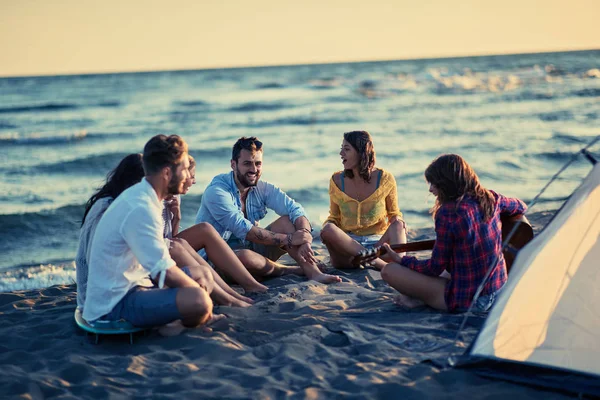 Verano Vacaciones Vacaciones Música Gente Feliz Concepto Grupo Jóvenes Amigos — Foto de Stock