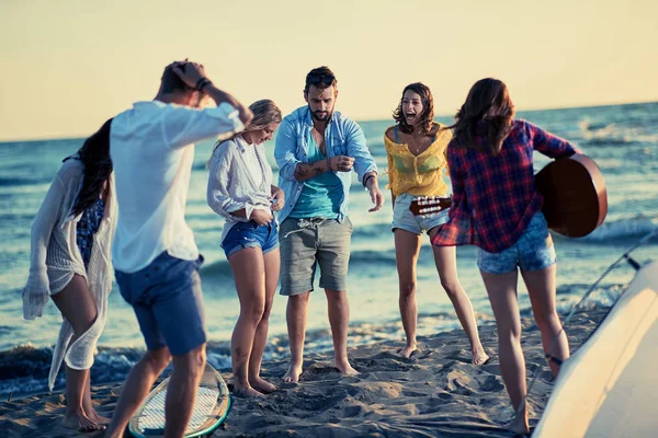 Вечеринка Пляже Группа Счастливых Молодых Людей Танцующих Вместе Пляже Красивом — стоковое фото