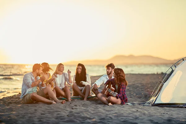 Amigos Felizes Com Guitarra Prazer Praia Amigos Relaxando Areia Praia — Fotografia de Stock